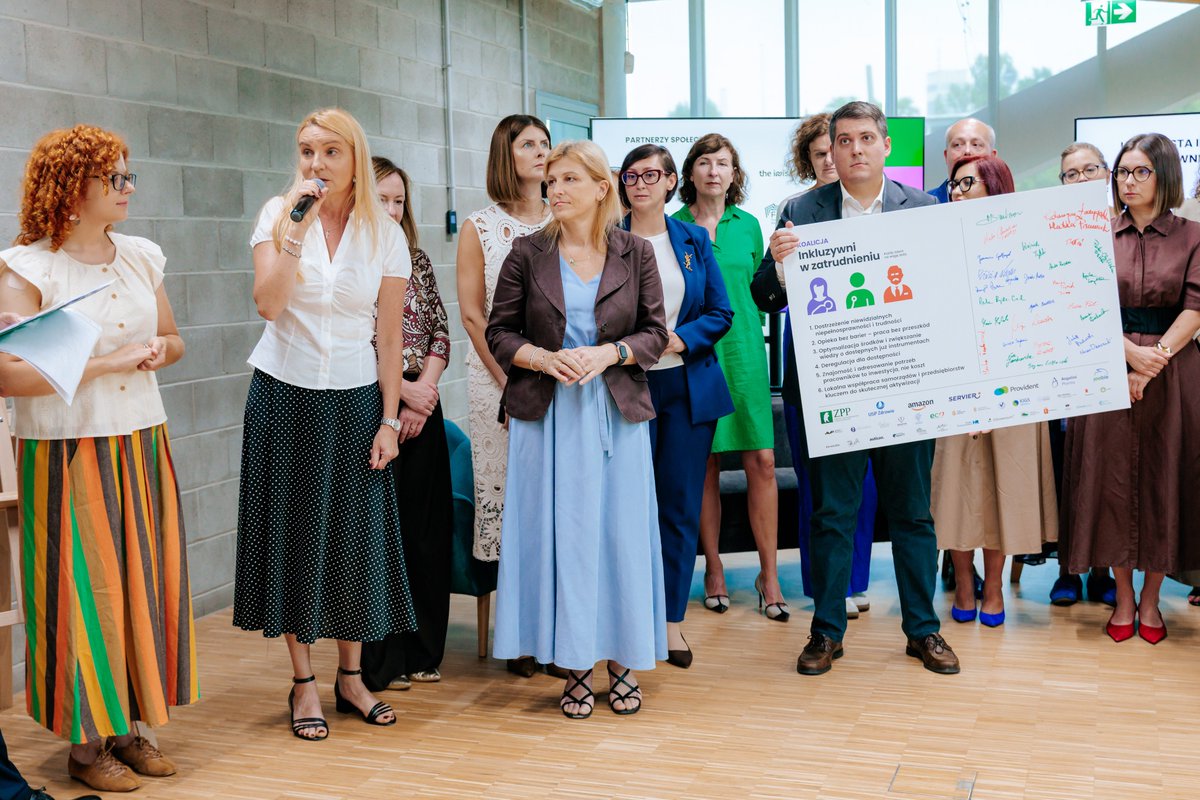 ZPPnetpl's tweet photo. Przełomowy krok dla polskiego rynku pracy: Powstał Poselski Zespół ds. Inkluzywności w Zatrudnieniu! 🏛️💼

Inauguracja Koalicji „Inkluzywni w zatrudnianiu” przyniosła nie tylko deklaracje biznesu i nauki, ale także realne, systemowe działanie na szczeblu parlamentarnym. Z dumą ogłaszamy, że podczas wydarzenia oficjalnie ogłoszone zostało utworzenie Poselskiego Zespołu ds. Inkluzywności w zatrudnieniu.

To kamień milowy, który pozwoli przenieść wypracowane przez nas rozwiązania i dobre praktyki wprost do obszaru legislacji.

Serdecznie dziękujemy Paniom Posłankom @BarbaraOkula oraz @AgaScigaj, które w imieniu zaangażowanych parlamentarzystów podczas naszego wydarzenia oficjalnie ogłosiły powstanie Poselskiego Zespołu ds. Inkluzywności w Zatrudnianiu. 
Niezmiernie cieszy nas fakt, że inicjatywa zyskała tak silne i szerokie poparcie parlamentarzystów. Do składu nowo powołanego Zespołu dołączyli również posłowie i posłanki reprezentujący różne środowiska polityczne: @_olakot, @MaGromadzka, @BodnarIzabela, @ElaBurkiewicz, @GomolaAdam, @R_Jagla_PoselRP czy Piotr Kandyba. 

Dziękujemy Pani Posłance Aleksandrze Kot @_olakot  za zaproszenie członków Koalicji do wspierania prac Zespołu. Deklarujemy pełne zaangażowanie w dalsze działania i współpracę na rzecz wypracowania konkretnych rozwiązań.

Utworzenie dedykowanego zespołu to jasny sygnał, że idea inkluzywnego zatrudniania zyskuje silne poparcie ponad podziałami politycznymi.

#ZatrudniamInkluzywnie #InkluzywniWZatrudnianiu #KażdyTalentNaWagęZłota #RynekPracy #DiversityAndInclusion #DEI