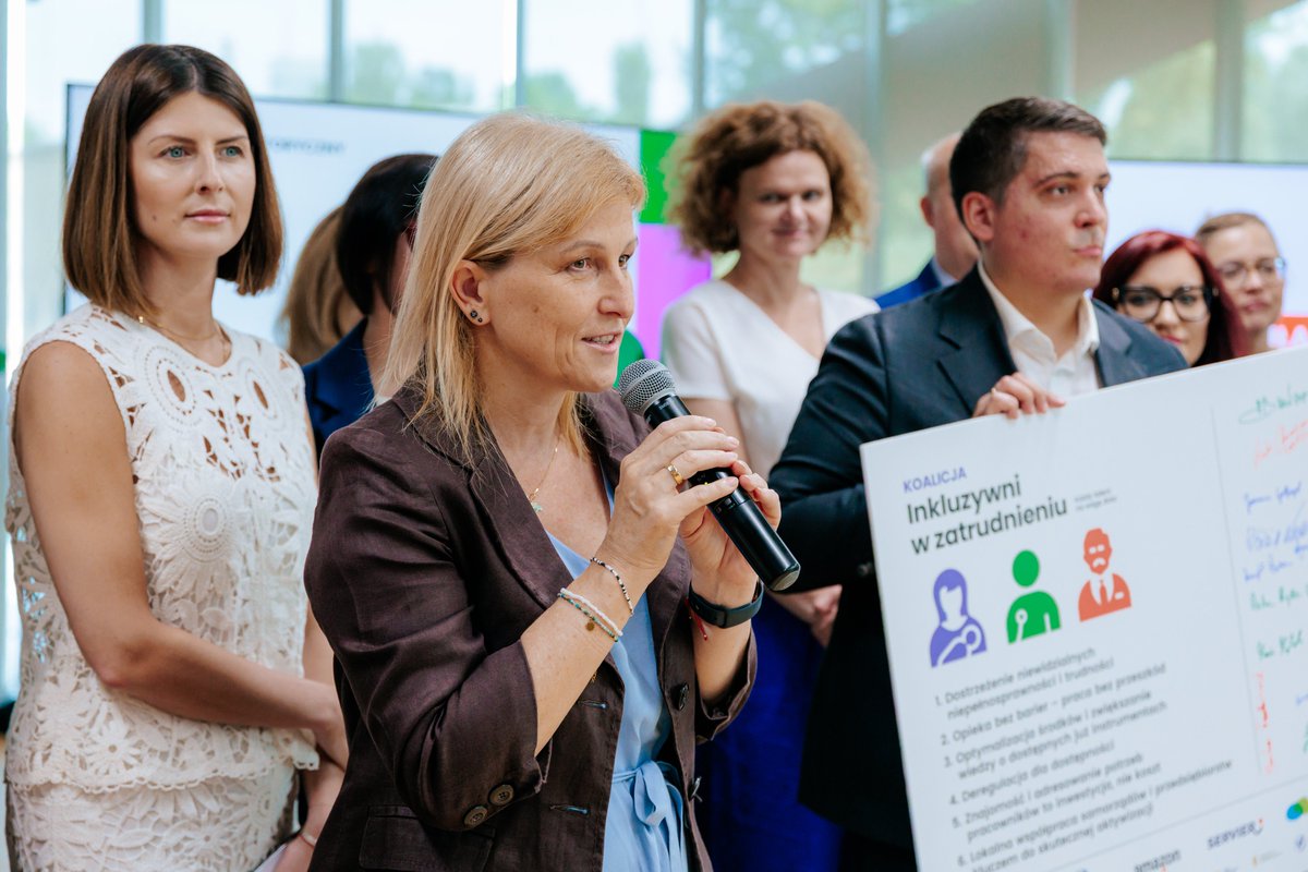 ZPPnetpl's tweet photo. Przełomowy krok dla polskiego rynku pracy: Powstał Poselski Zespół ds. Inkluzywności w Zatrudnieniu! 🏛️💼

Inauguracja Koalicji „Inkluzywni w zatrudnianiu” przyniosła nie tylko deklaracje biznesu i nauki, ale także realne, systemowe działanie na szczeblu parlamentarnym. Z dumą ogłaszamy, że podczas wydarzenia oficjalnie ogłoszone zostało utworzenie Poselskiego Zespołu ds. Inkluzywności w zatrudnieniu.

To kamień milowy, który pozwoli przenieść wypracowane przez nas rozwiązania i dobre praktyki wprost do obszaru legislacji.

Serdecznie dziękujemy Paniom Posłankom @BarbaraOkula oraz @AgaScigaj, które w imieniu zaangażowanych parlamentarzystów podczas naszego wydarzenia oficjalnie ogłosiły powstanie Poselskiego Zespołu ds. Inkluzywności w Zatrudnianiu. 
Niezmiernie cieszy nas fakt, że inicjatywa zyskała tak silne i szerokie poparcie parlamentarzystów. Do składu nowo powołanego Zespołu dołączyli również posłowie i posłanki reprezentujący różne środowiska polityczne: @_olakot, @MaGromadzka, @BodnarIzabela, @ElaBurkiewicz, @GomolaAdam, @R_Jagla_PoselRP czy Piotr Kandyba. 

Dziękujemy Pani Posłance Aleksandrze Kot @_olakot  za zaproszenie członków Koalicji do wspierania prac Zespołu. Deklarujemy pełne zaangażowanie w dalsze działania i współpracę na rzecz wypracowania konkretnych rozwiązań.

Utworzenie dedykowanego zespołu to jasny sygnał, że idea inkluzywnego zatrudniania zyskuje silne poparcie ponad podziałami politycznymi.

#ZatrudniamInkluzywnie #InkluzywniWZatrudnianiu #KażdyTalentNaWagęZłota #RynekPracy #DiversityAndInclusion #DEI