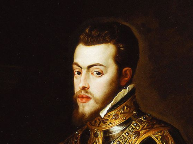 trastamara_ana's tweet photo. Aunque los #ReyesCatólicos ya poseían tapices, joyas y pinturas que viajaban con la corte itinerante, el concepto de "colección" como un conjunto coherente y permanente nació con su bisnieto, Felipe II. Su gran aportación fue la vinculación de los bienes a la Corona.

Hasta entonces, al morir un monarca, sus posesiones personales solían repartirse o venderse entre herederos, lo que dispersaba el patrimonio. En su testamento, Felipe II rompió esta costumbre, estableciendo qué objetos clave (obras de arte, armaduras, objetos de valor) debían permanecer unidos a la Corona para dotarla de magnificencia y prestigio.

Uno de los documentos clave para la historia del coleccionismo real es la testamentaría de Felipe II, un inventario detallado de todas las posesiones artísticas que dejó el monarca a su muerte en 1598. En él enumera más de 1.500 pinturas, esculturas, tapices, armas, relicarios y libros, permitiendo conocer la distribución de las obras en El Escorial, el Alcázar de Madrid y otros palacios reales.

El hecho de que hoy podamos visitar la Galería de las Colecciones Reales en Madrid es, en gran medida, consecuencia de esta decisión de Felipe II de poner fin a la dispersión de los bienes regios al fallecer el soberano.

#PatrimonioNacional