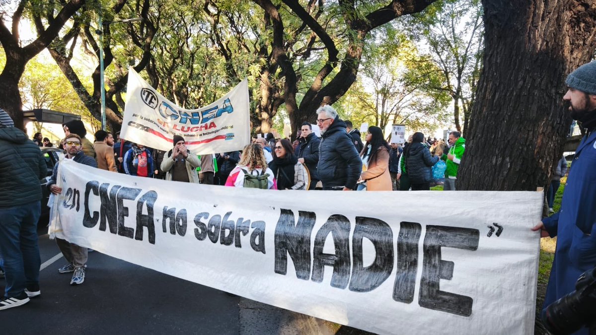 ATECapitalOk's tweet photo. ACTO POR LA SOBERANIA

Nos encontramos frente al Centro Atómico Constituyentes, marchando y  exigiendo la reincorporación de las y los despedidos y en defensa de la soberanía energética y tecnológica nacional.

¡En CNEA no sobra nadie! https://t.co/4E0Kxd6Tvp