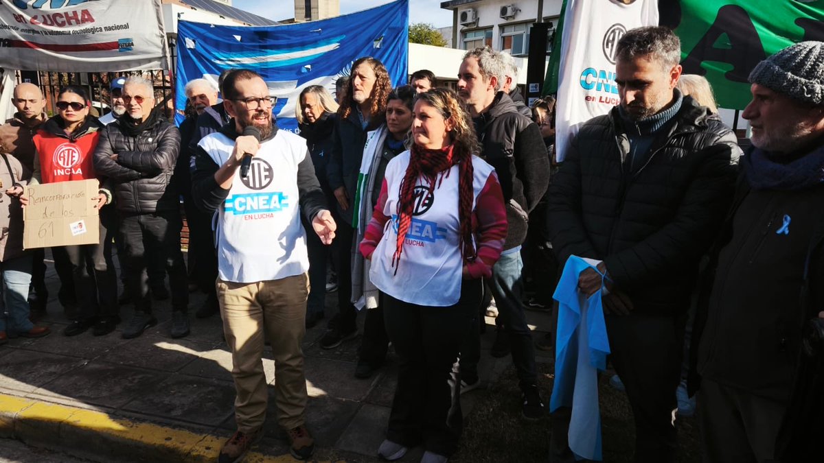 ATECapitalOk's tweet photo. ACTO POR LA SOBERANIA

Nos encontramos frente al Centro Atómico Constituyentes, marchando y  exigiendo la reincorporación de las y los despedidos y en defensa de la soberanía energética y tecnológica nacional.

¡En CNEA no sobra nadie! https://t.co/4E0Kxd6Tvp