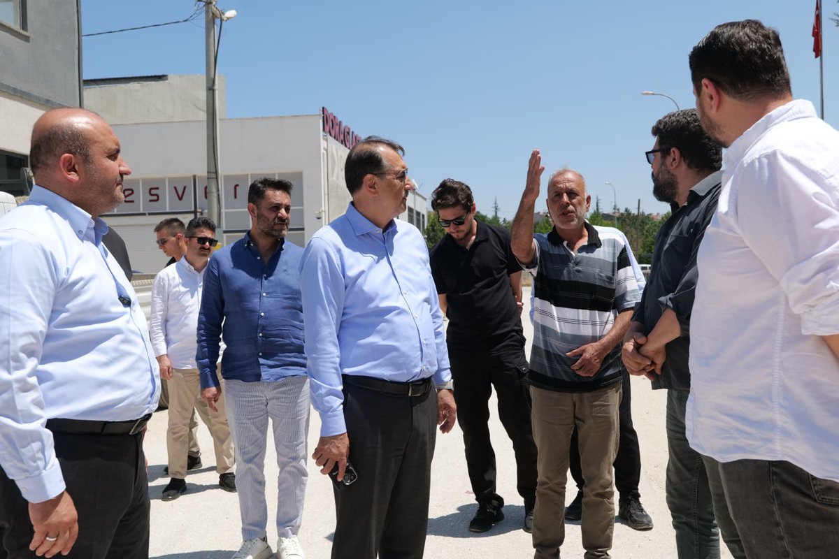 fatih_donmez's tweet photo. İl Başkanımızla birlikte Baksan’da esnafımızla bir araya geldik, sorunları yerinde dinledik. Gördük ki yıllardır değişen hiçbir şey yok. Her yağmurda çamura dönen yollar, kaldırılmayı bekleyen moloz yığınları, çevreyi olumsuz etkileyen çöp birikintileri ve ihmal edilmiş bir hizmet anlayışı…

Esnafımızın beklentisi büyük projelerden önce temiz, düzenli ve ulaşılabilir bir çalışma ortamıdır. Belediyenin Baksan’a reva gördüğü bu tablo, adeta bir hizmetsizlik belgesidir. 

Eskişehir’in hiçbir bölgesi ihmali hak etmiyor. Üreten, istihdam sağlayan ve şehrin ekonomisine katkı sunan esnafımız, hak ettiği hizmeti ve değeri mutlaka görmelidir.