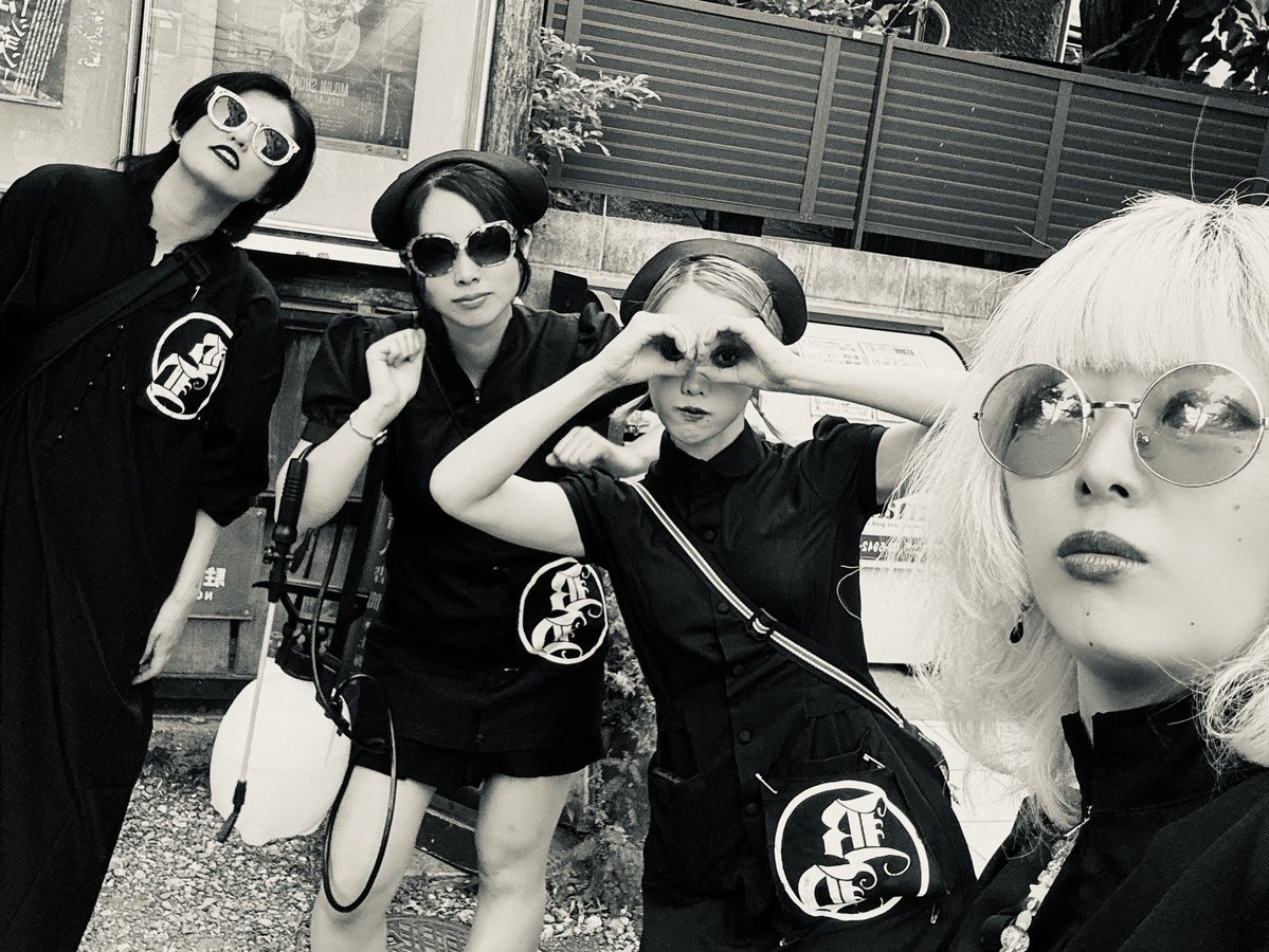 bontanx's tweet photo. 暑くなってきたのでお伝えしたい。今から新撰組IN1944のチケット買う方
カンフェティでの事前精算チケット🎫が大おススメ‼️
・待たなくていい(整列してスッ…と冷えた劇場に入れる)
・受付で精算する等の現金のやりとりがなくなる
今年も黒ナース、お医者さんなどお外で暑さ対策します。よろしくね https://t.co/C5WOWo9tCE