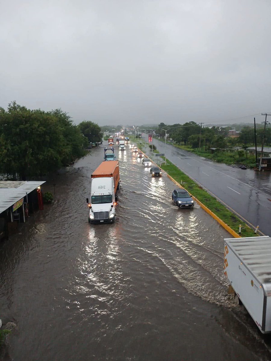 ElMercurioVer's tweet photo. Así la carretera 140 Xalapa-Cardel esta mañana de #miércoles a la altura de #Tamarindo #PuenteNacional extremen #Precauciones Aquí en la ciudad de Veracruz amaneció lloviendo
✍🏼con info de @VeronicaHuerta7 https://t.co/3aTx8r3yYs