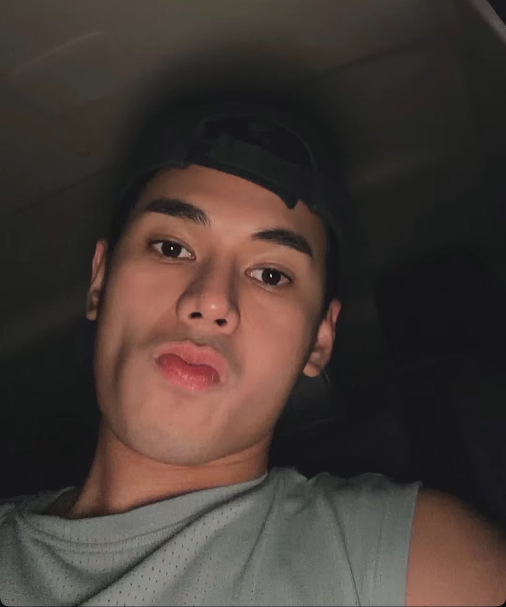 tyocolet's tweet photo. one for me and one for me https://t.co/BdN61LXtSq
