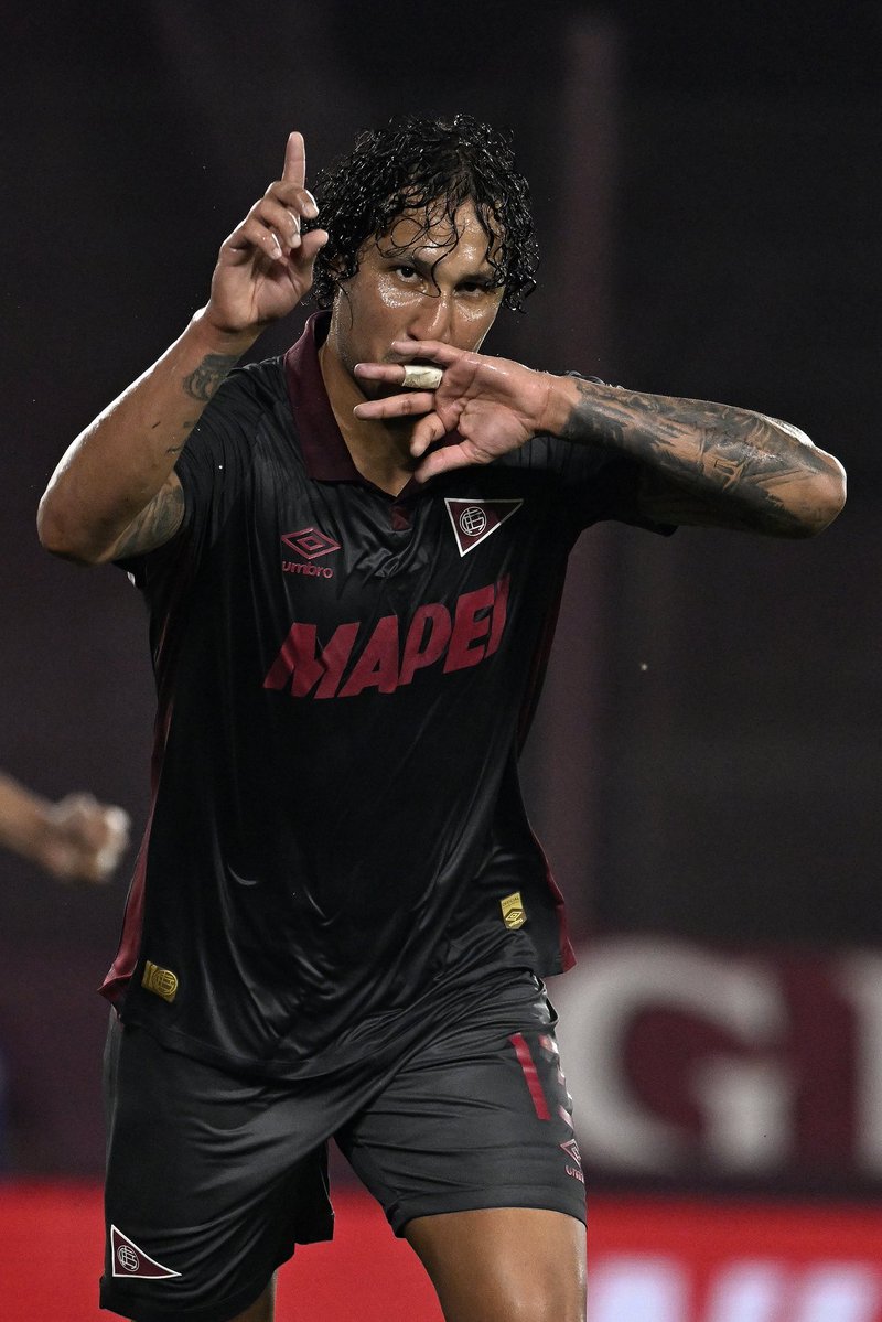 david9caruso's tweet photo. AHORA 🇱🇻

José Canale está en La Plata, ya se sumó a la pretemporada con Lanús.

Al representar a Paraguay en el mundial no tuvo los 25 días de licencia que tuvo el resto del plantel, podría haber tomado por lo menos una semana ahora pero eligió volver cuanto antes al trabajo. https://t.co/rwsWV9lQJ5