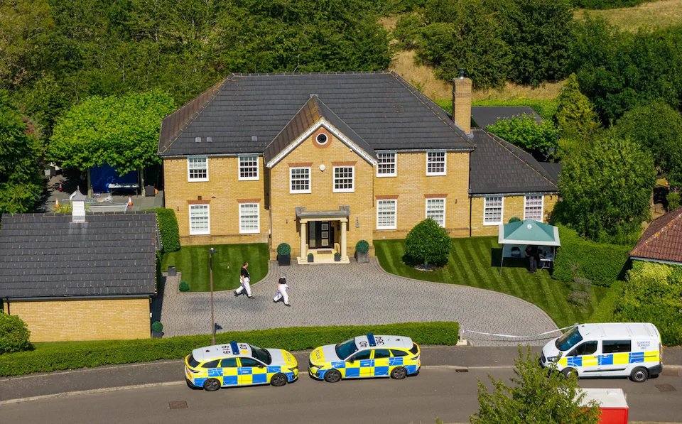 54JohnBull's tweet photo. I don't think many on even £100k could afford that stately home in Denham.
I would take a guess that his family has significant political contacts in Zimbabwe. https://t.co/PQAuHLhBAY