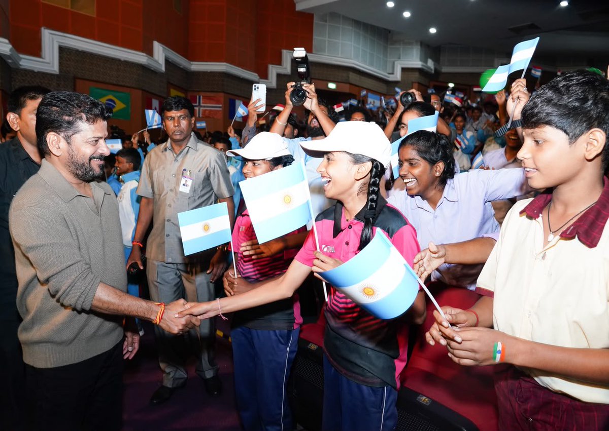 Kishoreddyk's tweet photo. ఒకటి మాత్రం వాస్తవం. 

నిన్న అర్జెంటీనా - ఈజిప్ట్ మ్యాచ్ కోసం సీఎం రేవంత్ రెడ్డి గారు ప్రభుత్వ పాఠశాలలోని విద్యార్థులకు ఉచితంగా శిల్పకళ వేదికలో మ్యాచ్ వేయించి వారితో పాటు ప్రత్యేకంగా వీక్షించారు. 

నాకు తెలిసి సెమీస్, ఫైనల్స్ లో కూడా ఇలాంటి గేమ్ మనం చూడకపోవచ్చు. ఇలాంటి మ్యాచ్ యావత్ ప్రపంచ ఫుట్ బాల్ ప్రేక్షలకులను అలరించి కనువిందు చేసింది. 

కొంత మంది హేటర్స్ అర్జెంటీనా ఓడిపోతే రేవంత్ రెడ్డి మీద రాజకీయం చేయొచ్చు అనుకున్నారు. కానీ దేవుడు మంచి మ్యాచ్ చూసేలా చేశాడు. అలాగే వారిని కూడా మ్యాచ్ చూసేలా చేశాడు. 

థాంక్ యు సీఎం సార్…..
