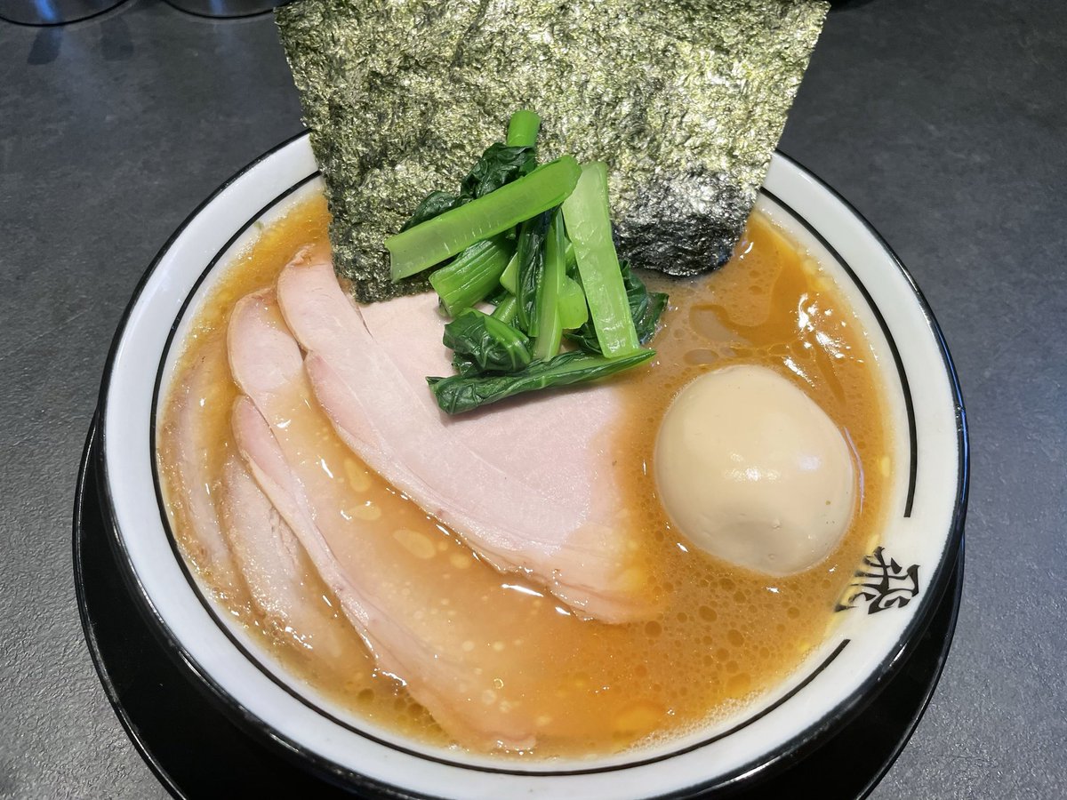 今日の昼食は家系ラーメン部、部長の新村さんと新店の【飛粋】さんに
