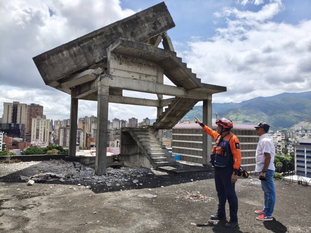 Ulul4r's tweet photo. Siempre sale un funcionario apuntado algo.

Puro pote de humo 💨 para la foto. https://t.co/XgLe0lmXol