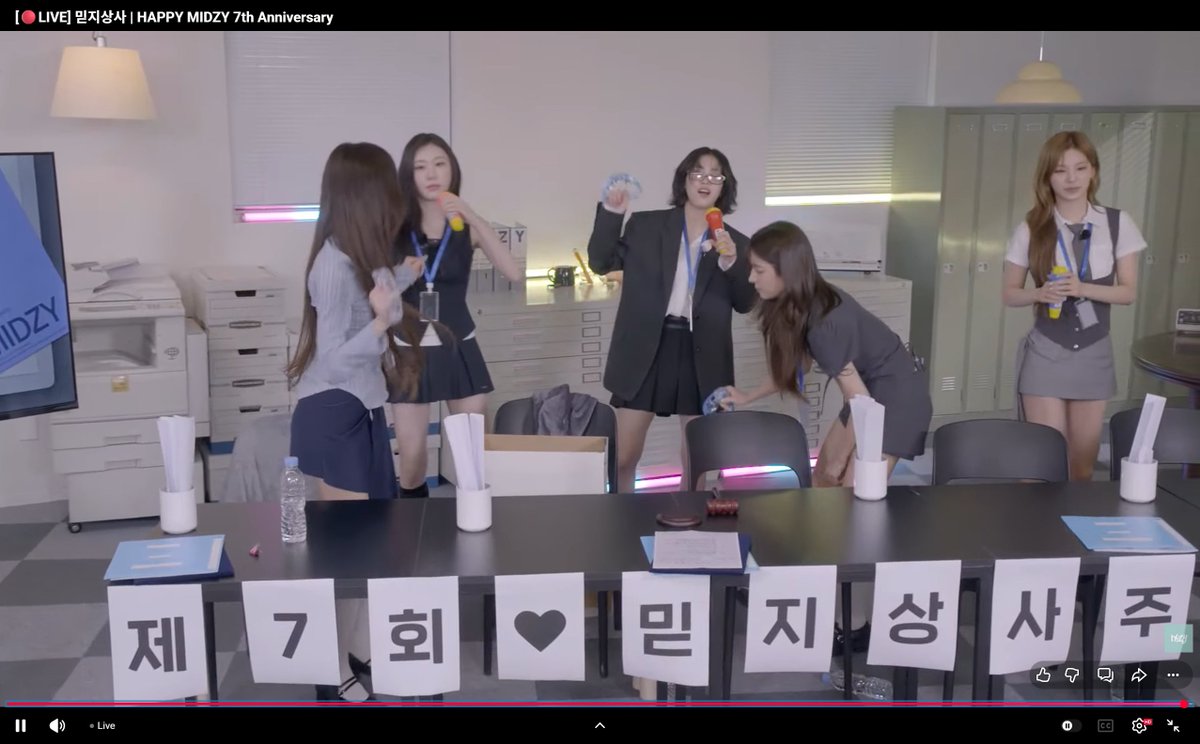 rexMIDZY's tweet photo. MIDZYS OT (Overtime) w/ ITZY !!!

1. Tired rushing to the meeting
2. Co-workers goofing when supervisor not around
3. Smiling because overtime is almost over!
4. Overtime is over!!! Time to party!!!

#ITZY #MIDZY
@ITZYofficial

#HappyBirthdayMIDZY #HappyMIDZYday https://t.co/lM1lb6SDOA