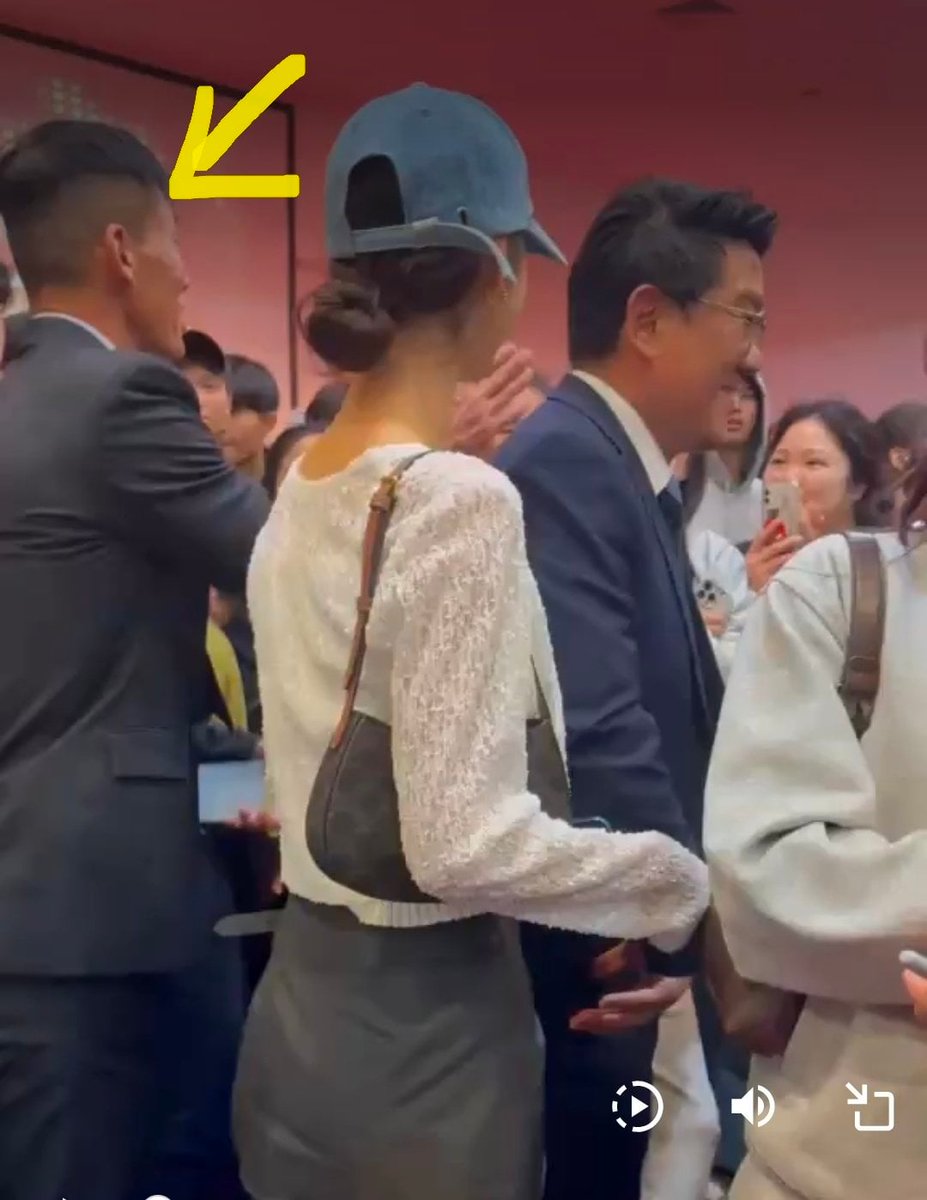 Snper22's tweet photo. Former NewJeans member Danielle was spotted with Sean at a church. She spent zero time with her group members the entire two years but can't seem to be separated from Sean for five seconds.  😳 https://t.co/fmxS4gl78Y
