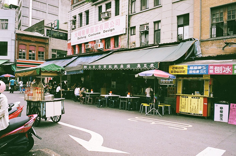 inao_toshiaki's tweet photo. WAIKIKI PHOTOGRAPH

taipei, taiwan
contax t2

street corners,
late afternoon,
everyday moments.

#taipei #taiwan #contaxt2 #streetphotography #waikiki_inc_photograph https://t.co/Z4yh6pqmfg