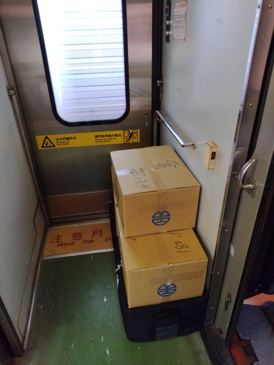 40BK32407's tweet photo. 明るい時間を走る西部幹線莒光號、乗り納めは七堵夕方発の莒光521次でした。汐止駅から中壢駅までの僅かな区間でしたが、旅情溢れる客車列車の車内は何度乗っても良いですね～✨
デッキには七堵から積まれた出来立ての台鐵便當も乗車中で、夕食時間前の台北駅で降りて行きました😆 https://t.co/j4fPYmEk4b