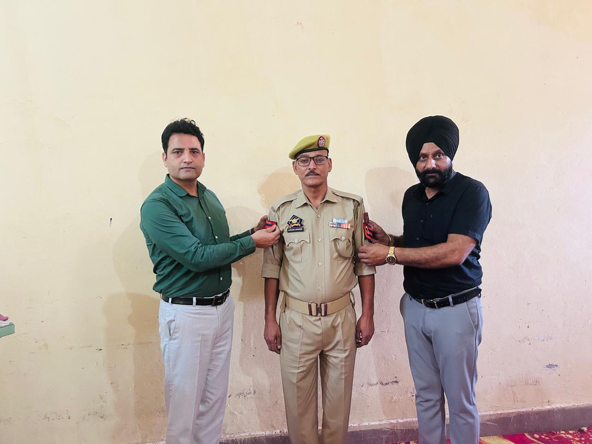 crime28933's tweet photo. Shri Sanjay Parihar, JKPS, SSP Special Crime Wing, Crime Branch Jammu, today decorated *five newly promoted officials* of PSK9 Squad, Sunjwan, with their new rank insignia at a brief and dignified ceremony. https://t.co/RZZ9gSHnzB