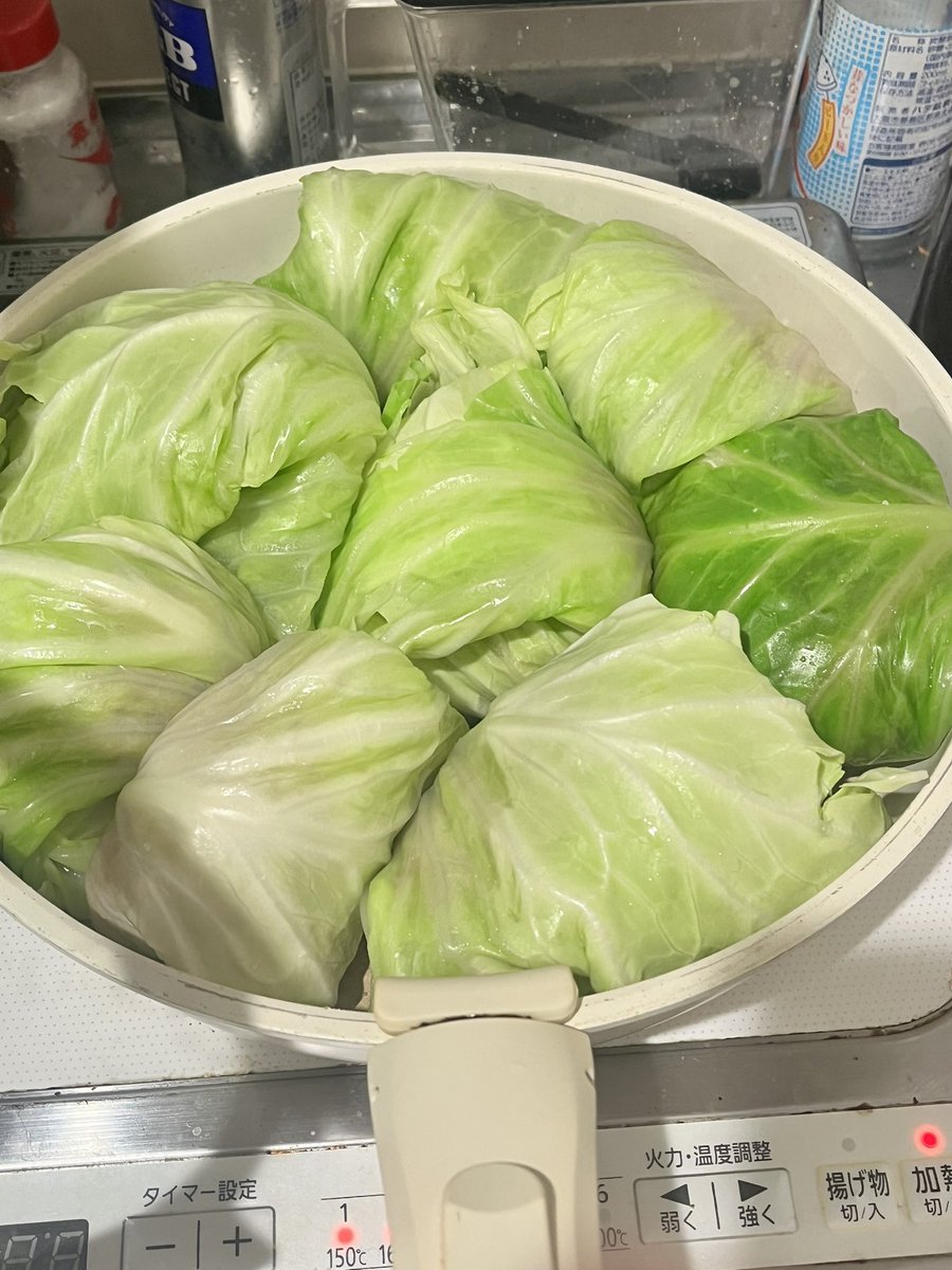 bebe_dent's tweet photo. バカデカロールキャベツを みっちみちでフライパンに詰め込んで
よし煮込むぞっ！て時に

「もしかして コンソメないかも・・・・・」
という不安がよぎった気持ちがあなた方に分かりますかねぇ！！！！
ここまで来たのに！！！！！！ https://t.co/aJPxE4OgG9