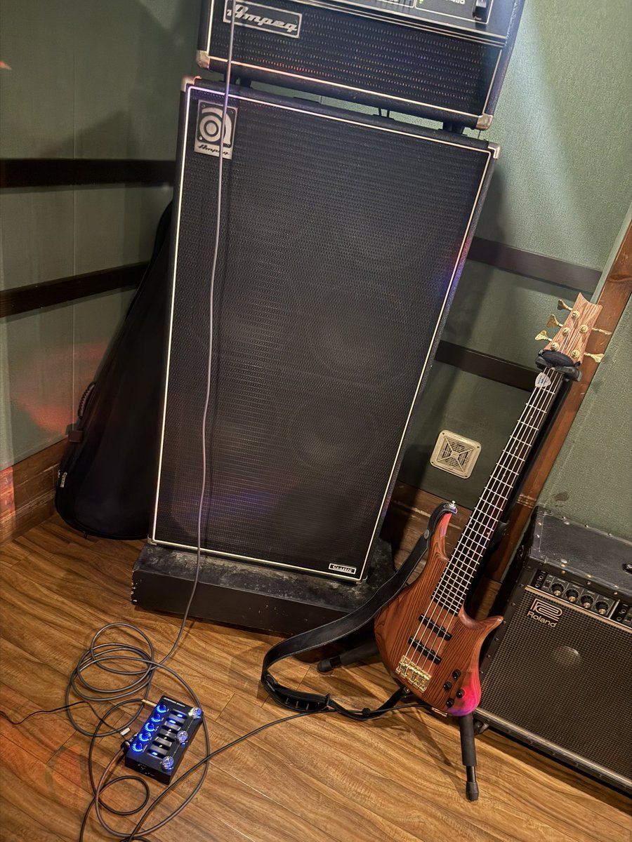 jun_0312_bass's tweet photo. 先週の話。
SHAMISEVENのリハでした！
あと3日でエマージェンザ。
やるっきゃない！ https://t.co/DauafHlBhW