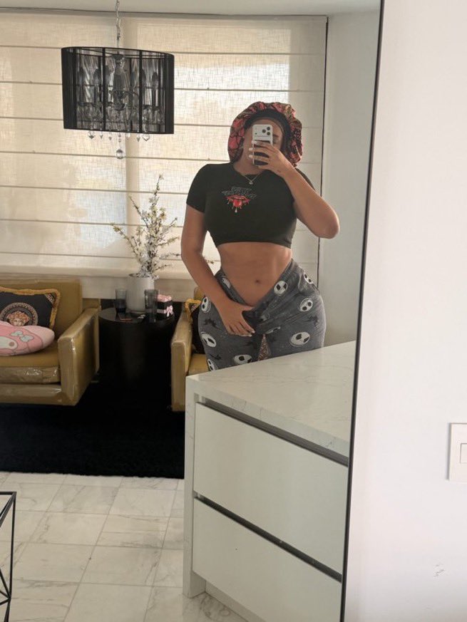 angelferna4life's tweet photo. Flat tummy but a 🥷will still be unfaithful, why?? https://t.co/3pNE8Bc42u