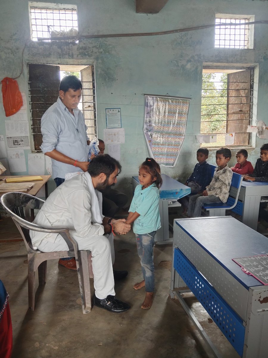 PranavpathakBJP's tweet photo. आज जनपद पंचायत देवसर क्षेत्रांतर्गत विधानसभा क्षेत्र सिहावल की ग्राम पंचायत मझिगवां स्थित शासकीय पूर्व माध्यमिक विद्यालय, भमरहवा पहुंचकर नन्हे-मुन्ने बच्चों के साथ आत्मीय समय बिताने का सौभाग्य प्राप्त हुआ। https://t.co/Aer0qaNoE7