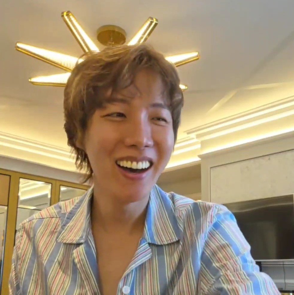 vhopebot's tweet photo. he's literally the sun ☀️ https://t.co/OC2D85tDlB