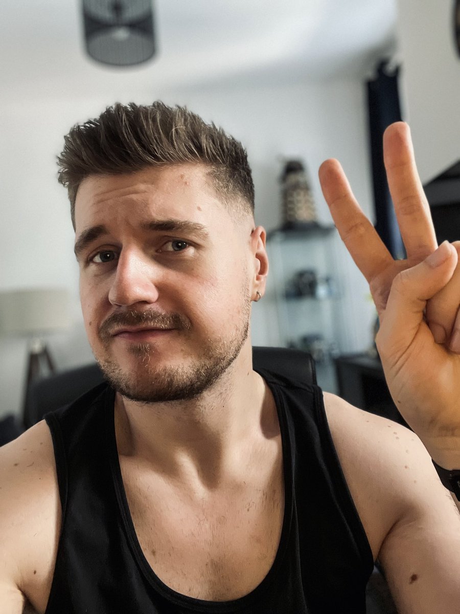 daniel_j_bx's tweet photo. Hot day so got my haircut ✌️✨✂️ https://t.co/eZ3MUPhCyt