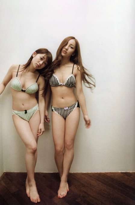 manmamia01's tweet photo. 昔のAKBのグラビアって限界突破してたよな https://t.co/w1T7WPomZl