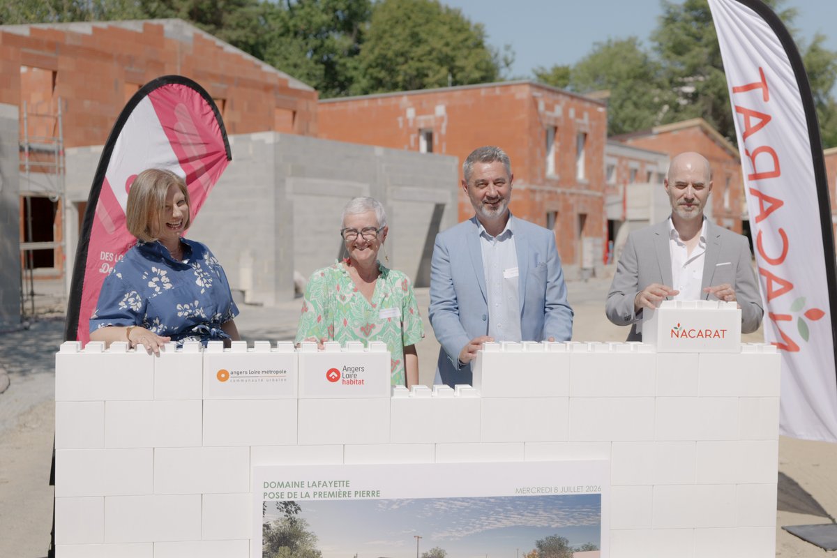 ALH_49's tweet photo. 🧱 La première pierre du Domaine Lafayette à Angers a été posée le 8 juillet par @JBehre_Robinson, @LcChristelle  et Ludovic Montaudon, président de  @Nacarat_immo .  56 logements dont 25% de logements sociaux, proches centre-ville. https://t.co/7b9e7VNVxN