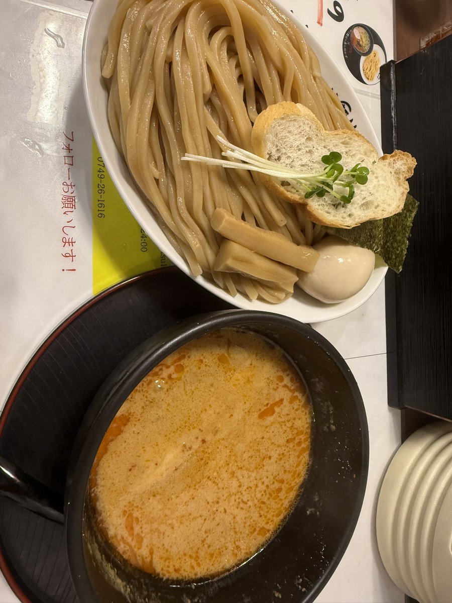 like_train_inpu's tweet photo. 夜にヘルメットを持って店に入り
つけ麺の洋の大盛りを頼んで
ペロりんちょしました😆🎵

ここのね、麺もスープも
サイコーで大盛りでも普通にいけます👍

また滋賀に帰ってきたら
行きたいです🍜

つけ麺は一見に如かず
@tsukemenwaikken https://t.co/9S0pycOtJ6