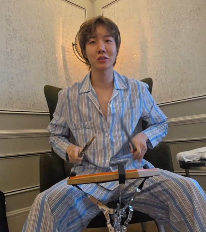 gcftkoo_'s tweet photo. Gawat... cita-cita Bangtan jadi anak band ternyata bukan gimmick.  J-Hope udah duluan ngambil posisi drummer 😭 https://t.co/8Cj6EkDnIK