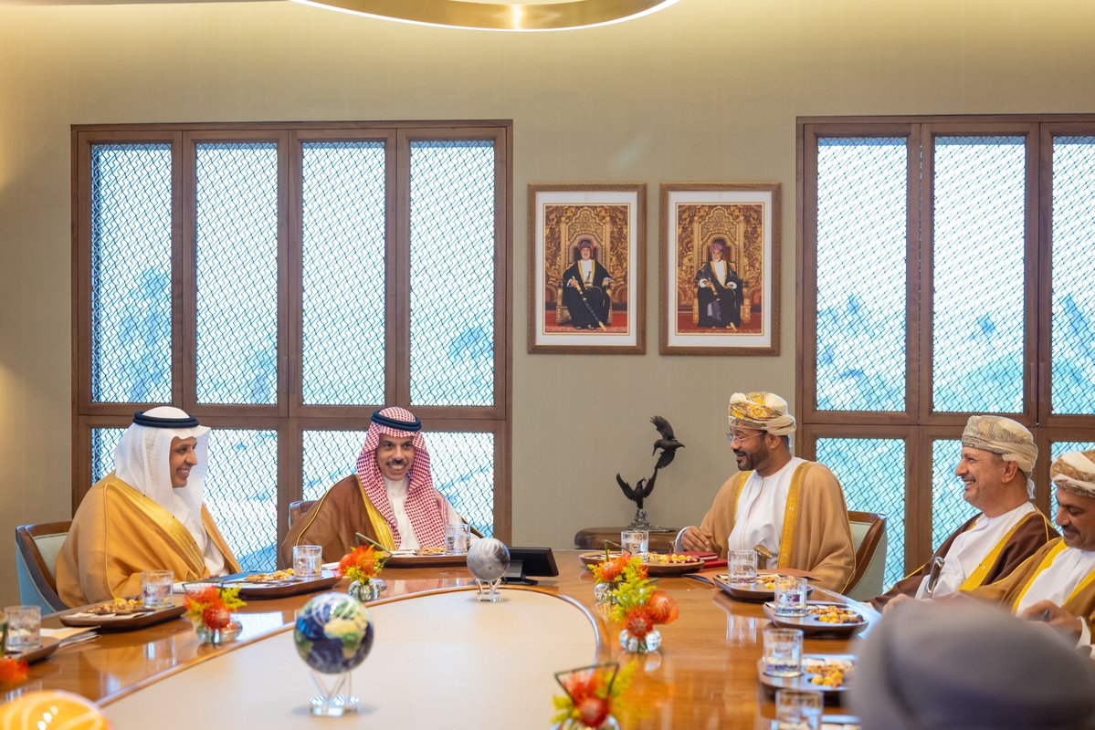 FMofOman's tweet photo. 📸 | استقبل معالي السيد بدر بن حمد بن حمود البوسعيدي @badralbusaidi وزير الخارجية، مساء اليوم، صاحب السمو الأمير فيصل بن فرحان آل سعود وزير الخارجية بالمملكة العربية السعودية، وذلك في إطار تبادل الزيارات الأخوية بين البلدين الشقيقين. 

وبحث معالي السيد وسموه خلال اللقاء الثنائي مسار العلاقات الأخوية المتينة بين سلطنة عمان والمملكة العربية السعودية، وما تشهده من تنامٍ مطّرد في مختلف أوجه التعاون، إلى جانب استعراض عدد من الموضوعات  الإقليمية والسياسية ذات الاهتمام المشترك، وسبل تعزيز التنسيق إزائها. 

وعقب ذلك، عُقدت جلسة مباحثات موسّعة بمشاركة عدد من أصحاب المعالي والسعادة وكبار المسؤولين من الجانبين، تناولت مختلف مسارات التعاون، الاقتصادية منها والاستثمارية واللوجستية، وفرص تنميتها بما يدعم التكامل، ويعزز من انسيابية الحركة التجارية، ويفتح آفاقًا أوسع للشراكة العملية على الصعيدين الثنائي والإقليمي وفي سياق العمل الخليجي لدول مجلس التعاون لدول الخليج العربية.

كما تناول الجانبان مبادرات الشراكة في إطار مجلس التنسيق العماني السعودي المشترك وذلك بناء على المزايا النسبية المتوافرة لدى البلدين، والقواسم المشتركة لرؤيتي البلدين 2030 و 2040، ودور القطاع الخاص في مسارات الشراكة.

وفي سياق القضايا الإقليمية والدولية، تناول الجانبان التطورات المتصلة بالملاحة في مضيق هرمز، وما يكتسبه هذا الممر من أهمية مباشرة في استقرار التجارة الدولية وأمن الطاقة، مشددين على ضرورة إعلاء منطق التهدئة، وتفادي أي خطوات من شأنها توسيع دائرة المخاطر، والعمل عبر القنوات الدبلوماسية لإيجاد مسارات عملية تخفف التوتر، وتحافظ على سلامة وحرية العبور البحري.

شارك في جلسة المباحثات الموسّعة من الجانب العُماني، معالي سلطان بن سالم الحبسي وزير المالية، ومعالي أنور بن هلال الجابري وزير التجارة والصناعة وترويج الاستثمار، ومعالي الشيخ عبدالعزيز بن عبدالله الهنائي السفير المتجول بوزارة الخارجية، وسعادة الشيخ خالد بن هاشل المصلحي وكيل وزارة الخارجية للشؤون الإدارية والمالية، وسعادة المهندس محسن بن حمد الحضرمي وكيل وزارة الطاقة والمعادن.

كما شارك فيها من الجانب السعودي، معالي الدكتور رميح بن محمد الرميح نائب وزير النقل والخدمات اللوجستية، وسعادة السفير الدكتور سعود بن محمد الساطي وكيل وزارة الخارجية للشؤون السياسية، وسعادة المهندس ماجد العتيبي وكيل وزارة الطاقة للشؤون الفنية والتنظيمية للبترول والغاز، وسعادة إبراهيم بن سعد بن بيشان سفير المملكة العربية السعودية المعتمد سلطنة عمان، وعدد من كبار المسؤولين من الجانبين.