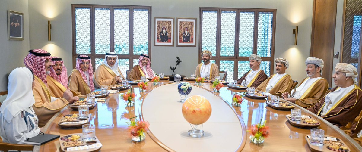 FMofOman's tweet photo. 📸 | استقبل معالي السيد بدر بن حمد بن حمود البوسعيدي @badralbusaidi وزير الخارجية، مساء اليوم، صاحب السمو الأمير فيصل بن فرحان آل سعود وزير الخارجية بالمملكة العربية السعودية، وذلك في إطار تبادل الزيارات الأخوية بين البلدين الشقيقين. 

وبحث معالي السيد وسموه خلال اللقاء الثنائي مسار العلاقات الأخوية المتينة بين سلطنة عمان والمملكة العربية السعودية، وما تشهده من تنامٍ مطّرد في مختلف أوجه التعاون، إلى جانب استعراض عدد من الموضوعات  الإقليمية والسياسية ذات الاهتمام المشترك، وسبل تعزيز التنسيق إزائها. 

وعقب ذلك، عُقدت جلسة مباحثات موسّعة بمشاركة عدد من أصحاب المعالي والسعادة وكبار المسؤولين من الجانبين، تناولت مختلف مسارات التعاون، الاقتصادية منها والاستثمارية واللوجستية، وفرص تنميتها بما يدعم التكامل، ويعزز من انسيابية الحركة التجارية، ويفتح آفاقًا أوسع للشراكة العملية على الصعيدين الثنائي والإقليمي وفي سياق العمل الخليجي لدول مجلس التعاون لدول الخليج العربية.

كما تناول الجانبان مبادرات الشراكة في إطار مجلس التنسيق العماني السعودي المشترك وذلك بناء على المزايا النسبية المتوافرة لدى البلدين، والقواسم المشتركة لرؤيتي البلدين 2030 و 2040، ودور القطاع الخاص في مسارات الشراكة.

وفي سياق القضايا الإقليمية والدولية، تناول الجانبان التطورات المتصلة بالملاحة في مضيق هرمز، وما يكتسبه هذا الممر من أهمية مباشرة في استقرار التجارة الدولية وأمن الطاقة، مشددين على ضرورة إعلاء منطق التهدئة، وتفادي أي خطوات من شأنها توسيع دائرة المخاطر، والعمل عبر القنوات الدبلوماسية لإيجاد مسارات عملية تخفف التوتر، وتحافظ على سلامة وحرية العبور البحري.

شارك في جلسة المباحثات الموسّعة من الجانب العُماني، معالي سلطان بن سالم الحبسي وزير المالية، ومعالي أنور بن هلال الجابري وزير التجارة والصناعة وترويج الاستثمار، ومعالي الشيخ عبدالعزيز بن عبدالله الهنائي السفير المتجول بوزارة الخارجية، وسعادة الشيخ خالد بن هاشل المصلحي وكيل وزارة الخارجية للشؤون الإدارية والمالية، وسعادة المهندس محسن بن حمد الحضرمي وكيل وزارة الطاقة والمعادن.

كما شارك فيها من الجانب السعودي، معالي الدكتور رميح بن محمد الرميح نائب وزير النقل والخدمات اللوجستية، وسعادة السفير الدكتور سعود بن محمد الساطي وكيل وزارة الخارجية للشؤون السياسية، وسعادة المهندس ماجد العتيبي وكيل وزارة الطاقة للشؤون الفنية والتنظيمية للبترول والغاز، وسعادة إبراهيم بن سعد بن بيشان سفير المملكة العربية السعودية المعتمد سلطنة عمان، وعدد من كبار المسؤولين من الجانبين.