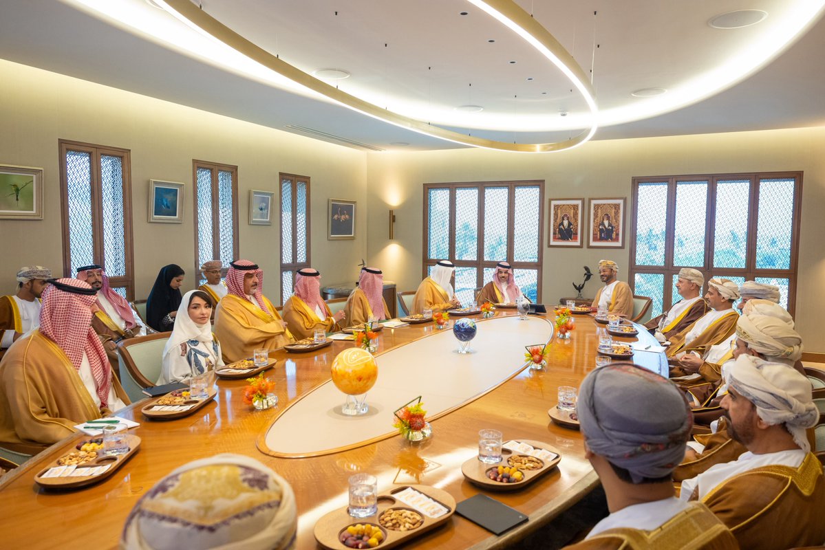 FMofOman's tweet photo. 📸 | استقبل معالي السيد بدر بن حمد بن حمود البوسعيدي @badralbusaidi وزير الخارجية، مساء اليوم، صاحب السمو الأمير فيصل بن فرحان آل سعود وزير الخارجية بالمملكة العربية السعودية، وذلك في إطار تبادل الزيارات الأخوية بين البلدين الشقيقين. 

وبحث معالي السيد وسموه خلال اللقاء الثنائي مسار العلاقات الأخوية المتينة بين سلطنة عمان والمملكة العربية السعودية، وما تشهده من تنامٍ مطّرد في مختلف أوجه التعاون، إلى جانب استعراض عدد من الموضوعات  الإقليمية والسياسية ذات الاهتمام المشترك، وسبل تعزيز التنسيق إزائها. 

وعقب ذلك، عُقدت جلسة مباحثات موسّعة بمشاركة عدد من أصحاب المعالي والسعادة وكبار المسؤولين من الجانبين، تناولت مختلف مسارات التعاون، الاقتصادية منها والاستثمارية واللوجستية، وفرص تنميتها بما يدعم التكامل، ويعزز من انسيابية الحركة التجارية، ويفتح آفاقًا أوسع للشراكة العملية على الصعيدين الثنائي والإقليمي وفي سياق العمل الخليجي لدول مجلس التعاون لدول الخليج العربية.

كما تناول الجانبان مبادرات الشراكة في إطار مجلس التنسيق العماني السعودي المشترك وذلك بناء على المزايا النسبية المتوافرة لدى البلدين، والقواسم المشتركة لرؤيتي البلدين 2030 و 2040، ودور القطاع الخاص في مسارات الشراكة.

وفي سياق القضايا الإقليمية والدولية، تناول الجانبان التطورات المتصلة بالملاحة في مضيق هرمز، وما يكتسبه هذا الممر من أهمية مباشرة في استقرار التجارة الدولية وأمن الطاقة، مشددين على ضرورة إعلاء منطق التهدئة، وتفادي أي خطوات من شأنها توسيع دائرة المخاطر، والعمل عبر القنوات الدبلوماسية لإيجاد مسارات عملية تخفف التوتر، وتحافظ على سلامة وحرية العبور البحري.

شارك في جلسة المباحثات الموسّعة من الجانب العُماني، معالي سلطان بن سالم الحبسي وزير المالية، ومعالي أنور بن هلال الجابري وزير التجارة والصناعة وترويج الاستثمار، ومعالي الشيخ عبدالعزيز بن عبدالله الهنائي السفير المتجول بوزارة الخارجية، وسعادة الشيخ خالد بن هاشل المصلحي وكيل وزارة الخارجية للشؤون الإدارية والمالية، وسعادة المهندس محسن بن حمد الحضرمي وكيل وزارة الطاقة والمعادن.

كما شارك فيها من الجانب السعودي، معالي الدكتور رميح بن محمد الرميح نائب وزير النقل والخدمات اللوجستية، وسعادة السفير الدكتور سعود بن محمد الساطي وكيل وزارة الخارجية للشؤون السياسية، وسعادة المهندس ماجد العتيبي وكيل وزارة الطاقة للشؤون الفنية والتنظيمية للبترول والغاز، وسعادة إبراهيم بن سعد بن بيشان سفير المملكة العربية السعودية المعتمد سلطنة عمان، وعدد من كبار المسؤولين من الجانبين.