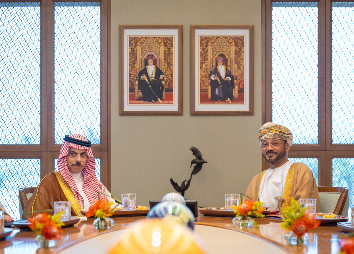 FMofOman's tweet photo. 📸 | استقبل معالي السيد بدر بن حمد بن حمود البوسعيدي @badralbusaidi وزير الخارجية، مساء اليوم، صاحب السمو الأمير فيصل بن فرحان آل سعود وزير الخارجية بالمملكة العربية السعودية، وذلك في إطار تبادل الزيارات الأخوية بين البلدين الشقيقين. 

وبحث معالي السيد وسموه خلال اللقاء الثنائي مسار العلاقات الأخوية المتينة بين سلطنة عمان والمملكة العربية السعودية، وما تشهده من تنامٍ مطّرد في مختلف أوجه التعاون، إلى جانب استعراض عدد من الموضوعات  الإقليمية والسياسية ذات الاهتمام المشترك، وسبل تعزيز التنسيق إزائها. 

وعقب ذلك، عُقدت جلسة مباحثات موسّعة بمشاركة عدد من أصحاب المعالي والسعادة وكبار المسؤولين من الجانبين، تناولت مختلف مسارات التعاون، الاقتصادية منها والاستثمارية واللوجستية، وفرص تنميتها بما يدعم التكامل، ويعزز من انسيابية الحركة التجارية، ويفتح آفاقًا أوسع للشراكة العملية على الصعيدين الثنائي والإقليمي وفي سياق العمل الخليجي لدول مجلس التعاون لدول الخليج العربية.

كما تناول الجانبان مبادرات الشراكة في إطار مجلس التنسيق العماني السعودي المشترك وذلك بناء على المزايا النسبية المتوافرة لدى البلدين، والقواسم المشتركة لرؤيتي البلدين 2030 و 2040، ودور القطاع الخاص في مسارات الشراكة.

وفي سياق القضايا الإقليمية والدولية، تناول الجانبان التطورات المتصلة بالملاحة في مضيق هرمز، وما يكتسبه هذا الممر من أهمية مباشرة في استقرار التجارة الدولية وأمن الطاقة، مشددين على ضرورة إعلاء منطق التهدئة، وتفادي أي خطوات من شأنها توسيع دائرة المخاطر، والعمل عبر القنوات الدبلوماسية لإيجاد مسارات عملية تخفف التوتر، وتحافظ على سلامة وحرية العبور البحري.

شارك في جلسة المباحثات الموسّعة من الجانب العُماني، معالي سلطان بن سالم الحبسي وزير المالية، ومعالي أنور بن هلال الجابري وزير التجارة والصناعة وترويج الاستثمار، ومعالي الشيخ عبدالعزيز بن عبدالله الهنائي السفير المتجول بوزارة الخارجية، وسعادة الشيخ خالد بن هاشل المصلحي وكيل وزارة الخارجية للشؤون الإدارية والمالية، وسعادة المهندس محسن بن حمد الحضرمي وكيل وزارة الطاقة والمعادن.

كما شارك فيها من الجانب السعودي، معالي الدكتور رميح بن محمد الرميح نائب وزير النقل والخدمات اللوجستية، وسعادة السفير الدكتور سعود بن محمد الساطي وكيل وزارة الخارجية للشؤون السياسية، وسعادة المهندس ماجد العتيبي وكيل وزارة الطاقة للشؤون الفنية والتنظيمية للبترول والغاز، وسعادة إبراهيم بن سعد بن بيشان سفير المملكة العربية السعودية المعتمد سلطنة عمان، وعدد من كبار المسؤولين من الجانبين.