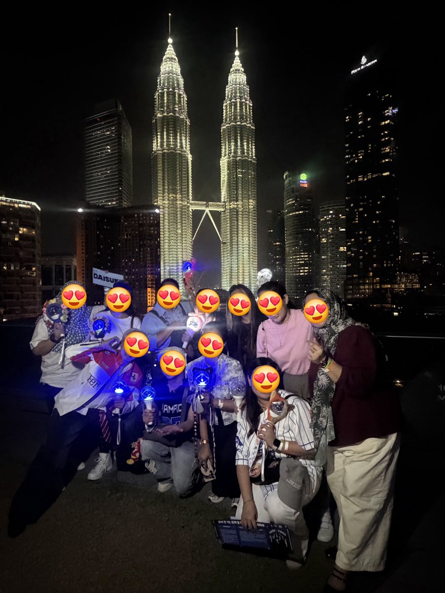 AHOF9TIS's tweet photo. Filo FOHAs supporting AHOF and our seabling FOHAs in KL. 💙✨ 🇲🇾🇵🇭

KL may be warm, but our Malaysian co-FOHAs welcomed us with even warmer hearts. 🇲🇾💙

See you again. 💙🙏

#AHOF #아홉 #THE_FIRST_SPARK_IN_KUALALUMPUR 
#AHOFinKL #AHOFinMY https://t.co/NoG6l36Oq3