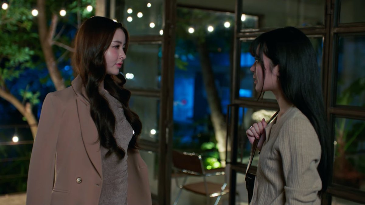 SawadeeGL's tweet photo. Miss scientist was watching everything and she decided to help out Gen.

She definitely know her, the fact she let Gen collect the money for her work earlier and Gen is always the one who works for her company. They met before but Gen just think she saw her only in her dreams.

AI GIRL EPISODE TWO
#AIGirlEP2