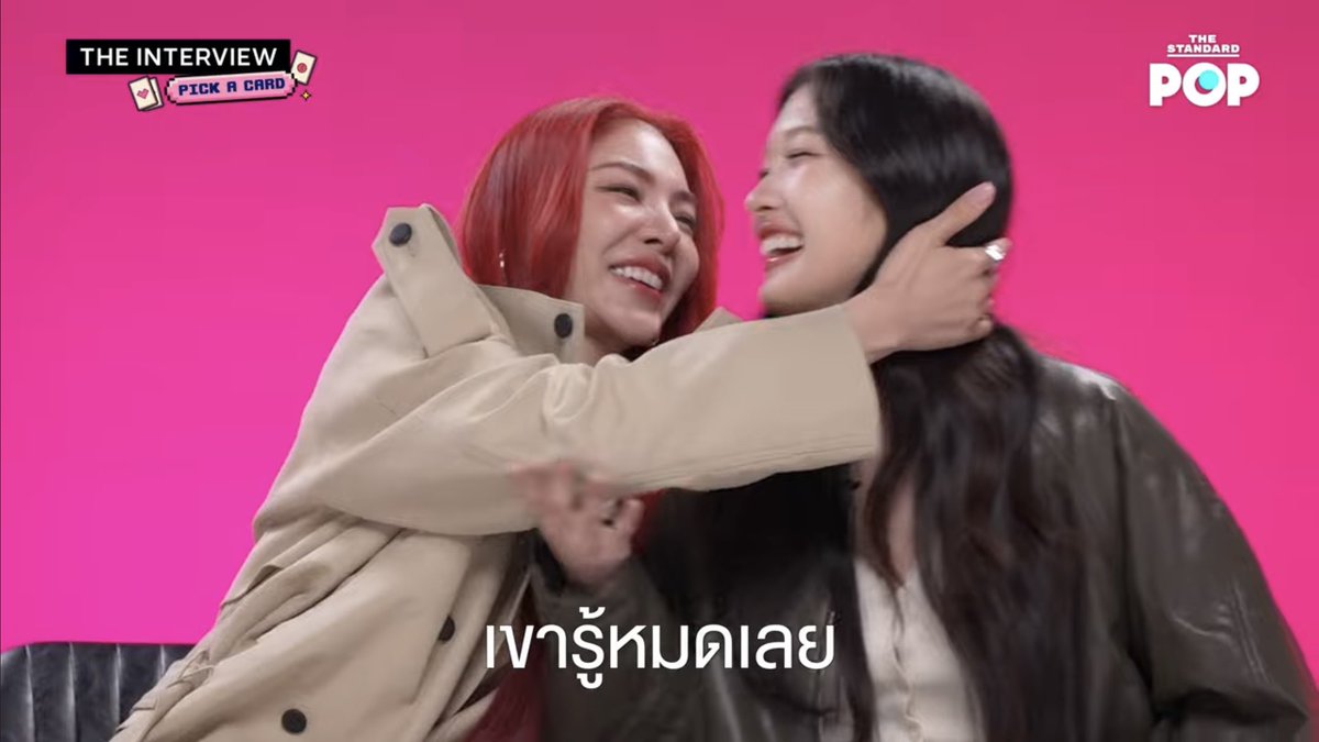 POOH_P01's tweet photo. [ อะไรคือสิ่งที่อยากให้คนรักในอนาคตเข้าใจเรามากที่สุด]

🌻 : รักเราในวันที่ไม่น่ารักก็พอ นั่นคือสิ่งที่อยากให้คนรักในอนาคตแบบเข้าใจ เพราะว่าถ้าฝ้ายเป็นแบบนั้น ฝ้ายก็คงจะรักเขาในวันที่เขาไม่น่ารักเหมือนกัน

🍑 : ถ้าหนูมีใครสักคนที่รักหนู ในวันที่หนูอาจจะไม่ได้น่ารักในวันนี้ หนูมีเหตุผลที่หนูจะทำอะไรสักอย่าง แล้วมันอาจจะไม่ได้ถูกตรงใจกับคนคนนั้นและเขายังอยู่กับเราอยู่ มันก็คงจะเป็นอะไรที่ดีมากๆเลยค่ะ

🌻 : วันนี้แบบงี่เง่าสุดๆไปเลยอะ วันเนี้ยงอแงสุดๆไปเลยอะ ในวันที่เรายังไม่เข้าใจเลยอะ แล้วเขาพยายามที่จะเข้าใจ มันคงแบบฟูลฟิลสุดๆ

🍑 : มันคือ Mission Completed แล้ว

/ถ้าคำตอบจะคล้ายกันแบบนี้แล้วจะไปหากันที่ไหนไกลละค้าบ ลองหันมองคนข้างๆกันดูสิคับ🫪

FAYEATOM PICK A CARD
#THEINTERVIEWxFAYEATOM
#FayePeraya #AtomPariya #FayeAtom