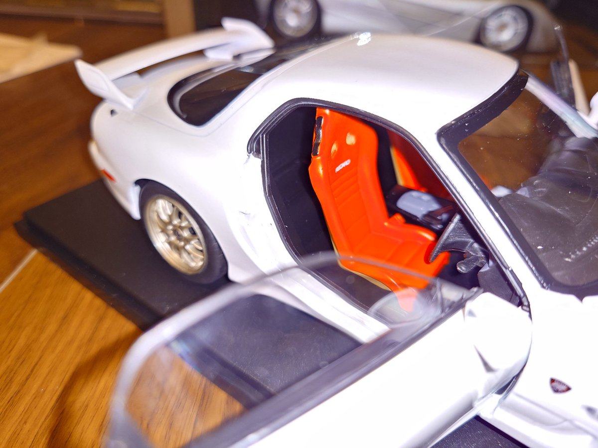 violin_yu's tweet photo. アシェットのエクストラスケール国産名車コレクションvol.14 RX7 スピリットR
リトラの開閉方法が解らず苦戦(笑)
この価格でこのクオリティならかなり良いのでは？タイプAなので後部座席はしっかりオミットされていました
なお、本誌記載のスペック表は4名になってる… https://t.co/cVYyruRBRl