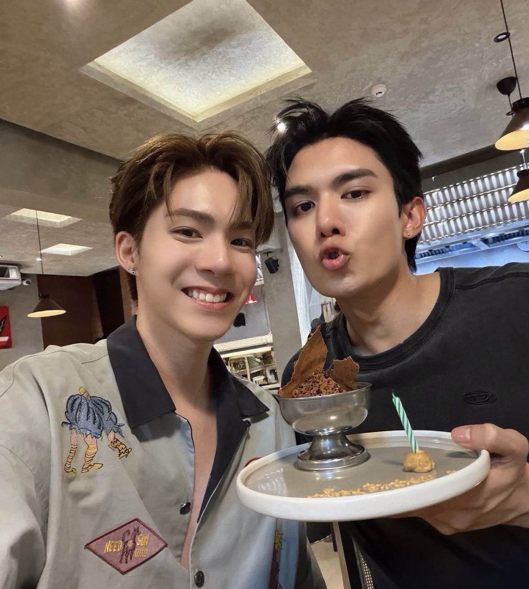 hoppytales's tweet photo. วันพิเศษกับคนพิเศษ คนถือเค้กคนเดิมคนเดียวไม่เปลี่ยนแปลง เลือกและดูแลกันมาอย่างดีเลยอะเนาะ คนสุดท้ายของกันและกันแล้วนิ 🖤🥕🎂

#netsiraphop #jj_rcp #NETJJ https://t.co/hKWN1Hnd2G