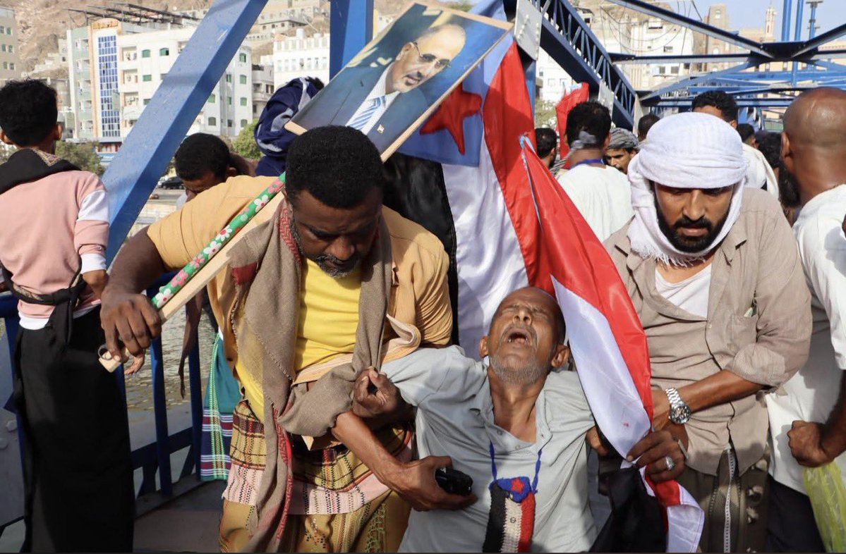 Osamabinfayed's tweet photo. صورة للتاريخ من المكلا يوم أمس…

تروي كفاح هذا الشعب الصامد، وتفضح هيمنة سلطات الأمر واقع المدعومة سعودياً التي تتعامل بعنجهية تجاه السلميين.

هذه الصورة لهذا الجريح، ودماء شهداءنا لن تذهب هدراً… هي مسألة وقت https://t.co/5wUSRLyhxX