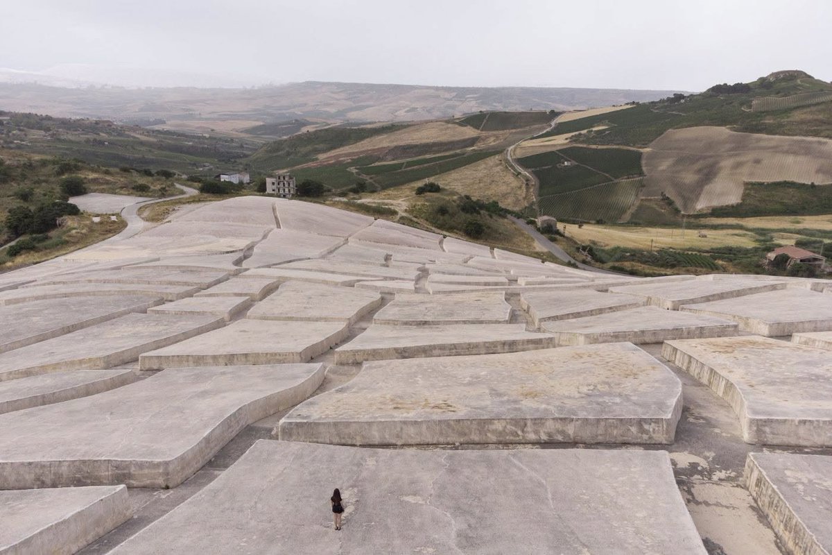 archistar1's tweet photo. Grande Cretto (o Cretto di Burri), 1984-2015
L'opera copre i ruderi di Gibellina Vecchia, la città siciliana distrutta dal terremoto del Belice nel 1968.
Gibellina, Sicilia 🇮🇹 Italia
#landart 
#artista Alberto Burri 
#arteambientale 80.000 mq di cemento bianco https://t.co/gNKpHuq0D9