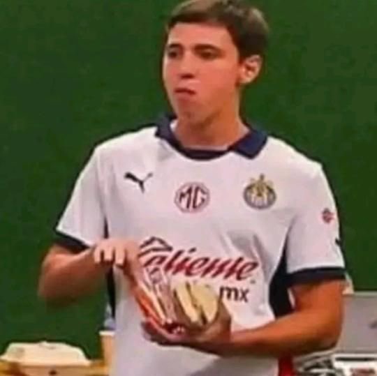minminlinea's tweet photo. oigan, una duda 
la nuevas fans de las chivas como nos llamaremos?, chivibaby, baby chiva (como las baby armys o baby stay) o chivahermana así en fa https://t.co/aIvhXtDCYV