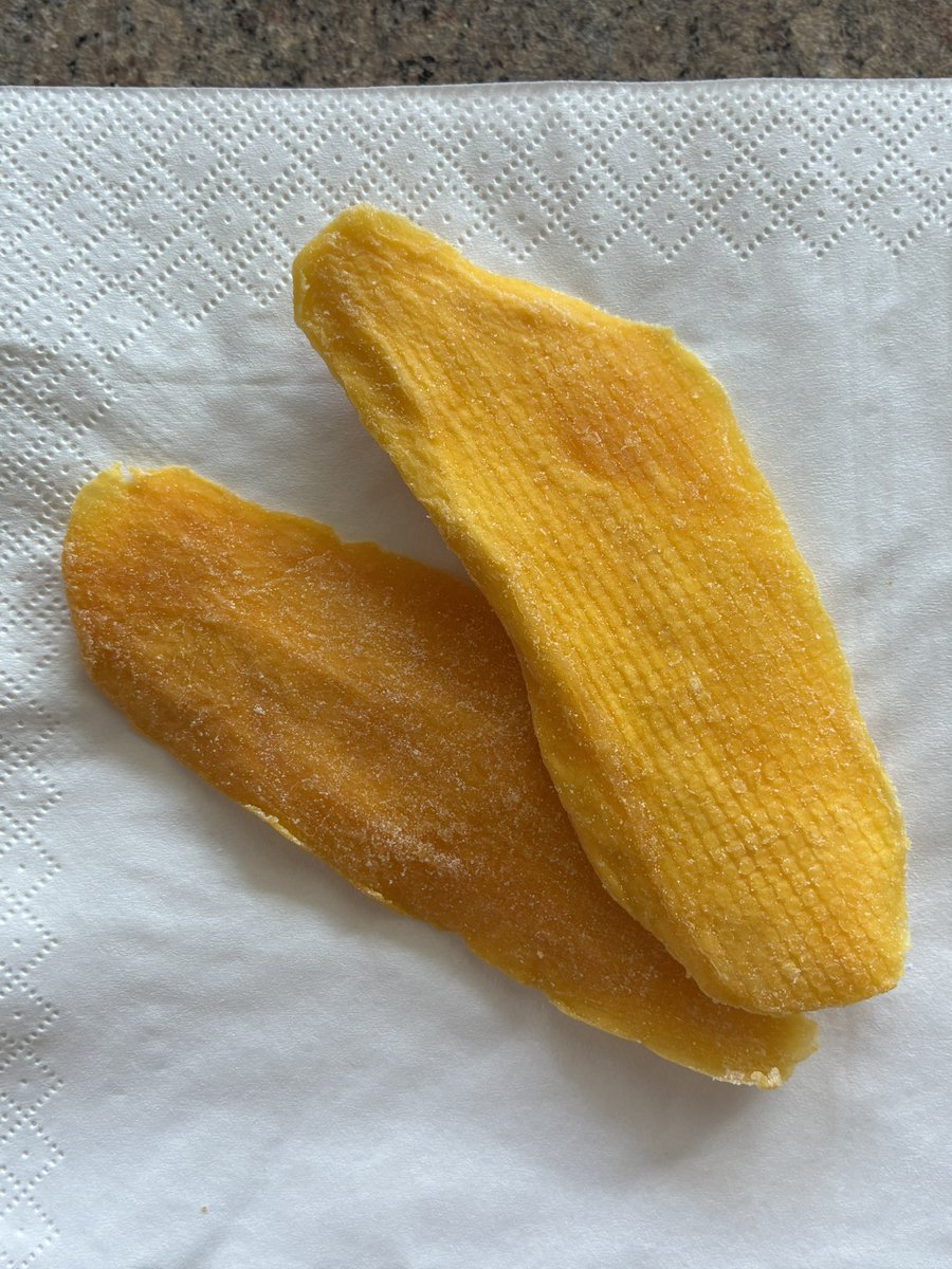 Anonwtbb's tweet photo. can’t believe that this is 100cals, curse dried mango for being so good https://t.co/1WI4jZKHno