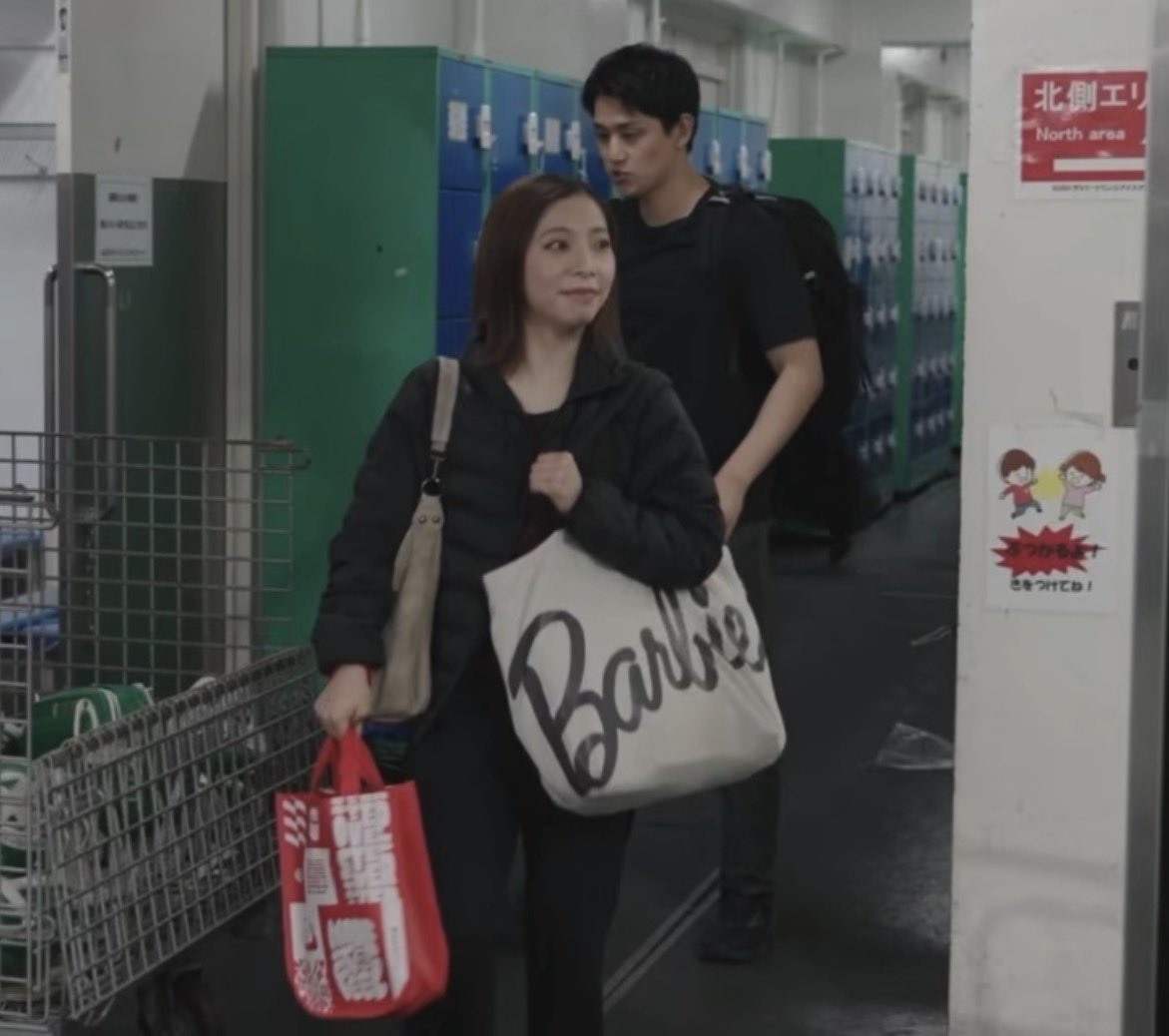 yumariybe's tweet photo. just a chic girl with her barbie shopping bag https://t.co/KsNxXQY8gq