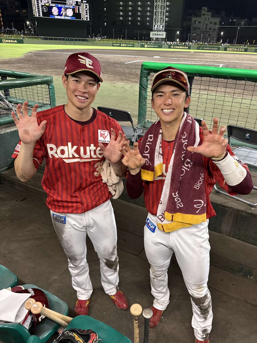 Rakuten__Eagles's tweet photo. ／
ムネスケ1・2番コンビで
嬉シーサー✨️🌺
＼

猛打賞の中島選手より

「盛れる角度で上からお願いします🥺
あと皆さん！ゴミはゴミ箱に捨てましょう！🚯🗑｣

という強いお願いをされましたので、こちらの角度で失礼します🫡

#中島大輔 #宗山塁
#RakutenEagles
#強鷲革新 https://t.co/vlfo3SpFIZ