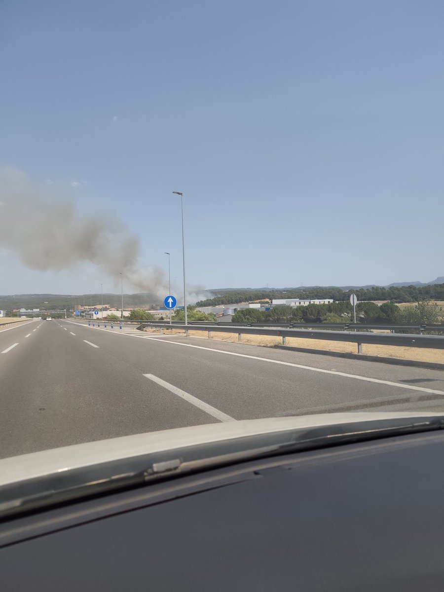 marcmusarra's tweet photo. incendi forestal entre Pont de Cabrianes i Artés al Bages @som3cat @diariRegio7 https://t.co/FySJ6bloWz
