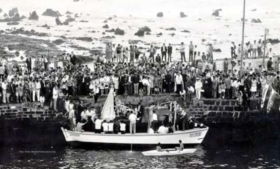 FOexpress's tweet photo. #MartesDeRecuerdos 📸

Con el Día del Carmen a la vuelta de la esquina, viajamos hasta 1967 para recordar el embarque de la Virgen del Carmen en Puerto de la Cruz.

Una imagen que forma parte de la historia y la tradición marinera de nuestras islas. 💙⚓

📷 Archivo Municipal de Puerto de la Cruz.