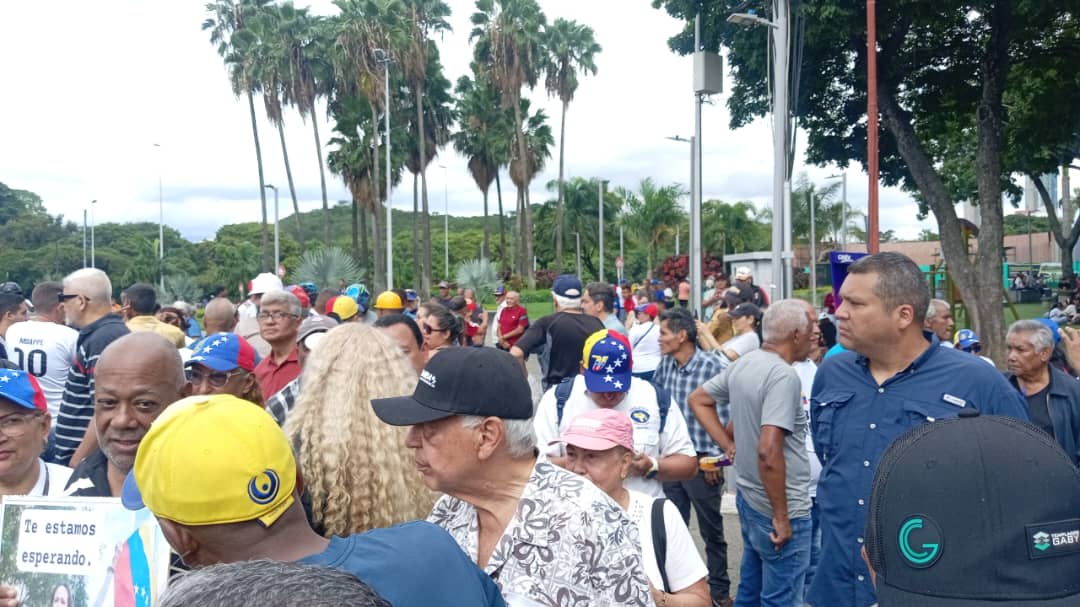 coalicionsind's tweet photo. 🔥 ¡ CARACAS SE MOVILIZA! 🔥

​Ya arranca la concentración de los trabajadores con rumbo a la Embajada de los EE. UU. El clamor de un pueblo que no se rinde es uno solo:

​🇻🇪 ¡JUNTA DE GOBIERNO YA! 🇻🇪

​Es hora de recuperar el futuro de Venezuela con honestidad, probidad y capacidad técnica. ¡Acompáñanos en directo! 👇