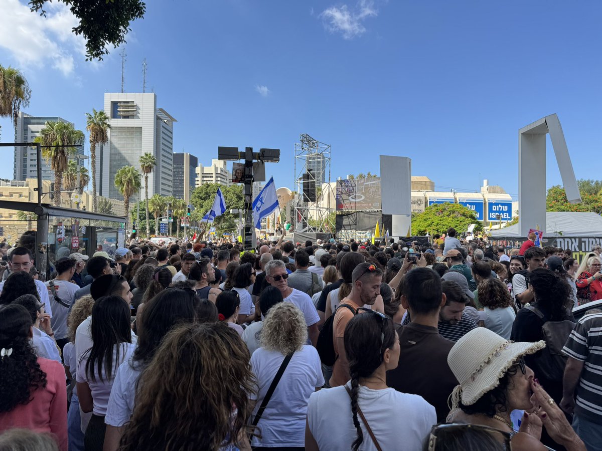 julienbahloul's tweet photo. Pour toujours dans les pages d'histoires. 

La place du musée de Tel Aviv sera officiellement et légalement renommée ce soir "Place des Otages". 

Ce lieu avait été surnommé ainsi après le 7 octobre parce qu'il accueillait semaine après semaine les rassemblements de soutien aux familles.

Ce n'est désormais plus un surnom. C'est le nom de cet endroit qui restera pour toujours dans la mémoire collective israélienne. 

Sur cette place nous avons pleuré, prié, espéré. Puis nous avons explosé de joie en octobre 2025, lorsque nous avons assisté en direct à la libération des otages.