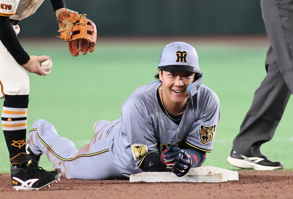 dailytigers2026's tweet photo. 四回に左翼線への適時二塁打を放った #大山悠輔 選手

（1枚目）二塁を蹴った辺りで転倒
（2枚目）急いで二塁に戻ってセーフ
（3枚目）そして、この笑顔である
#阪神タイガース https://t.co/FXDVbY26Xq
