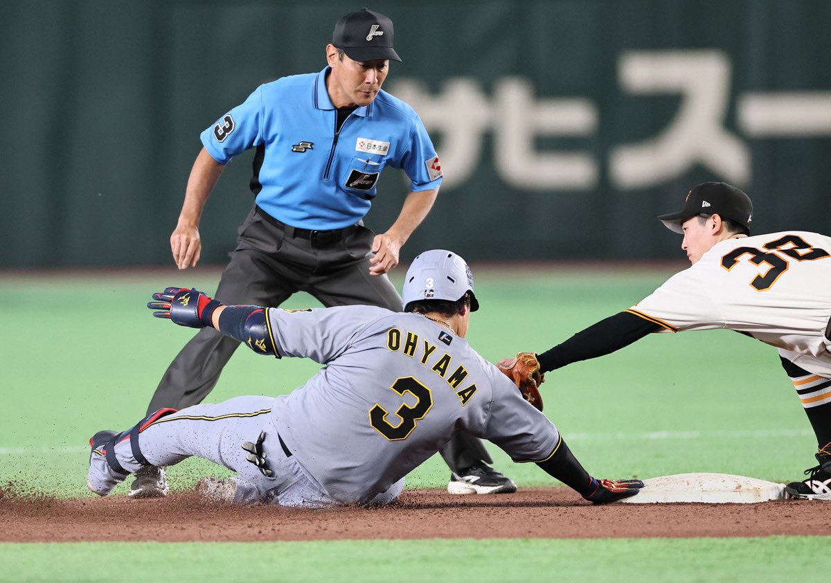dailytigers2026's tweet photo. 四回に左翼線への適時二塁打を放った #大山悠輔 選手

（1枚目）二塁を蹴った辺りで転倒
（2枚目）急いで二塁に戻ってセーフ
（3枚目）そして、この笑顔である
#阪神タイガース https://t.co/FXDVbY26Xq